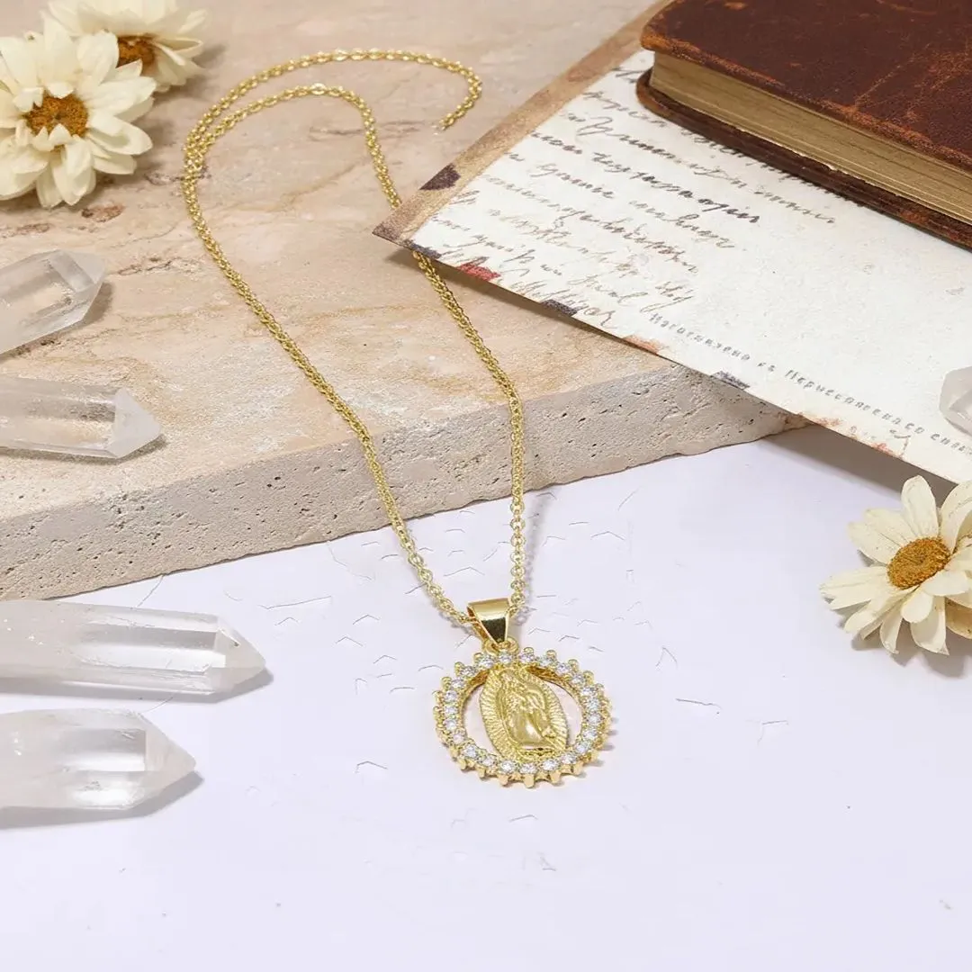 Collar Virgen María Protección Divina – Dije con Baño de Rodio y Cadena en Acero Inoxidable 🙏💖 completa