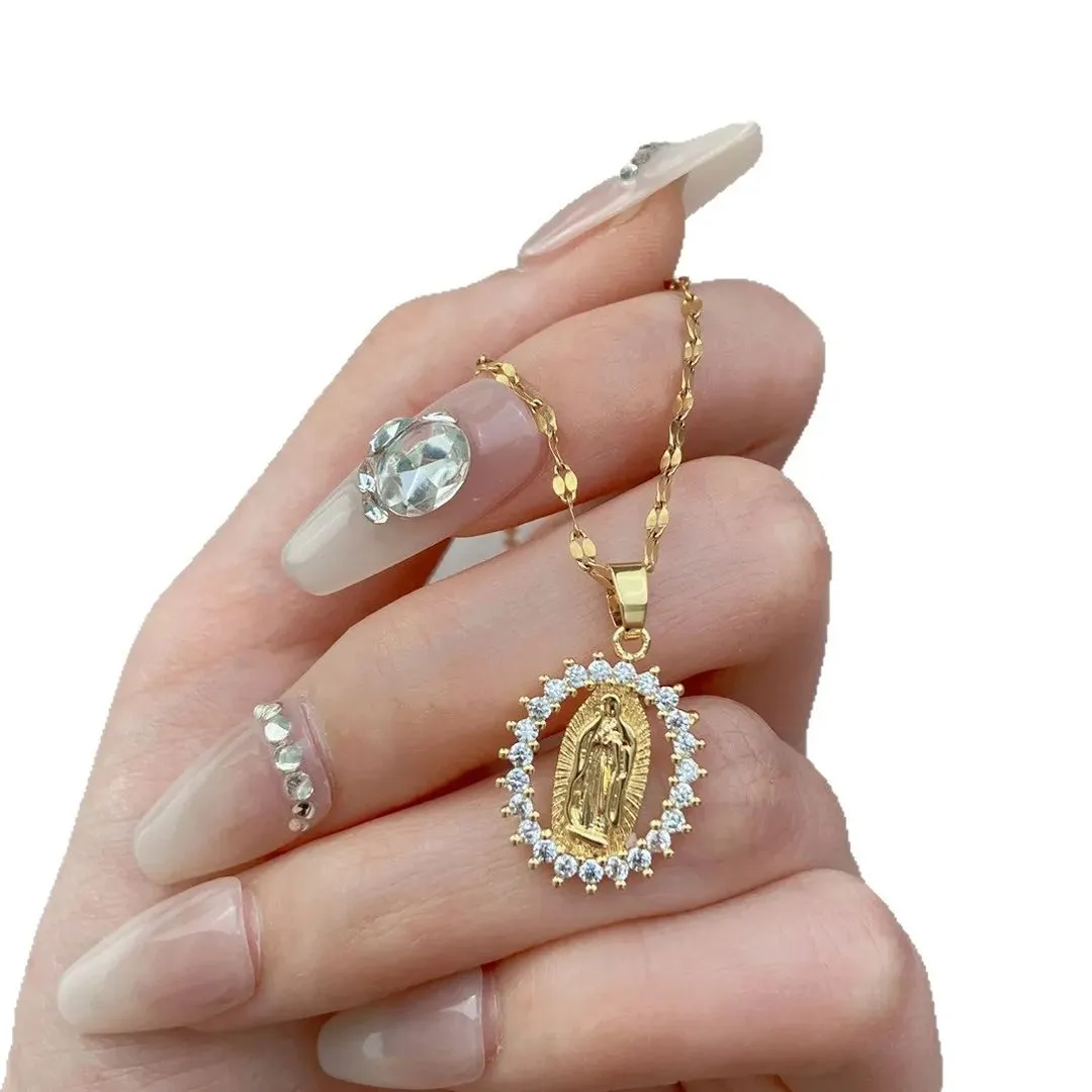 Collar Virgen María Protección Divina – Dije con Baño de Rodio y Cadena en Acero Inoxidable 🙏💖 en mano